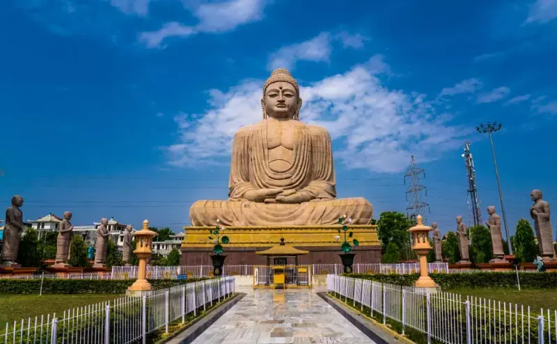 Mahabodhi Temple Bodh Gaya: जहां भगवान बुद्ध को मिला आत्मज्ञान! जानिए महाबोधि मंदिर बोधगया का अद्भुत इतिहास और रहस्य Mahabodhi Temple Bodh Gaya: जहां भगवान बुद्ध को मिला आत्मज्ञान! जानिए महाबोधि मंदिर बोधगया का अद्भुत इतिहास और रहस्य