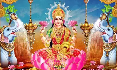 Maa Lakshmi Ki Katha: लक्ष्मी जी की यह कथा भर देगी आपका भंडार, करें इसका अमृतपान Maa Lakshmi Ki Katha: लक्ष्मी जी की यह कथा भर देगी आपका भंडार, करें इसका अमृतपान