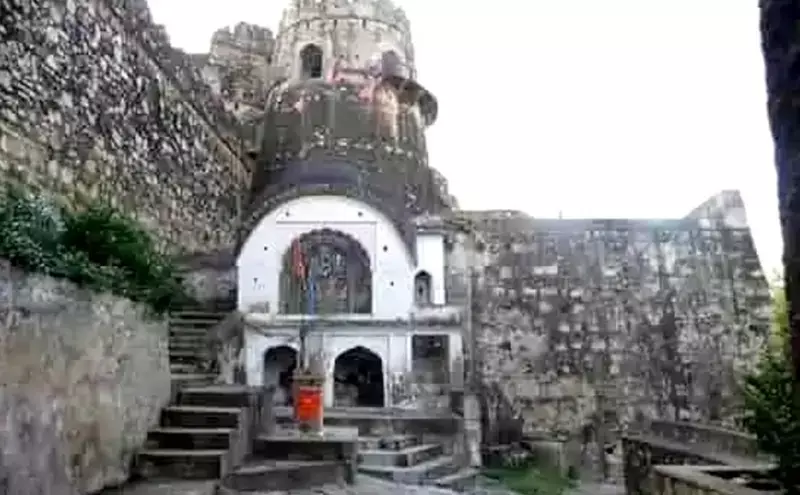 Jhansi Ganesh Mandir: जहाँ रानी लक्ष्मीबाई ने लिए थे सात फेरे! झांसी के गणेश मंदिर का अद्भुत इतिहास और रहस्य Jhansi Ganesh Mandir: जहाँ रानी लक्ष्मीबाई ने लिए थे सात फेरे! झांसी के गणेश मंदिर का अद्भुत इतिहास और रहस्य
