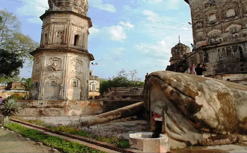 Mandak Mandir Lakhimpur Kheri: भारत का इकलौता मेंढक के आकार में बना शिव मंदिर! यहां होती है तांत्रिक विधियों से पूजा — जानें रहस्य Mandak Mandir Lakhimpur Kheri: भारत का इकलौता मेंढक के आकार में बना शिव मंदिर! यहां होती है तांत्रिक विधियों से पूजा — जानें रहस्य