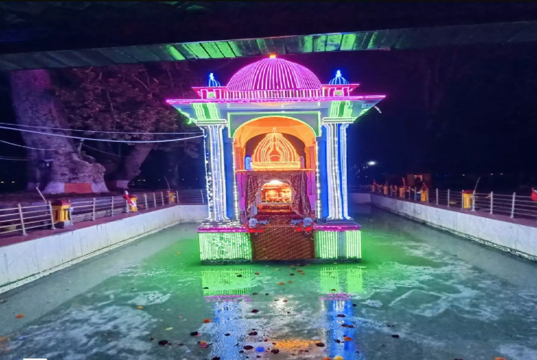 Kheer Bhavani Temple Kashmir: खीर भवानी मंदिर: वो रहस्यमयी मंदिर जहां आपदा से पहले काला हो जाता है कुंड का पानी, विज्ञान भी हैरान!