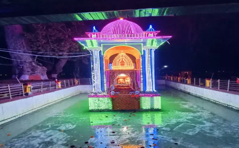 Kheer Bhavani Temple Kashmir: खीर भवानी मंदिर: वो रहस्यमयी मंदिर जहां आपदा से पहले काला हो जाता है कुंड का पानी, विज्ञान भी हैरान! Kheer Bhavani Temple Kashmir: खीर भवानी मंदिर: वो रहस्यमयी मंदिर जहां आपदा से पहले काला हो जाता है कुंड का पानी, विज्ञान भी हैरान!