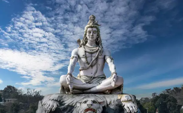 सोमवार को बस इतना कर लें! शिवजी की विशेष कृपा से खुलेंगे धन–समृद्धि के द्वार, दूर होंगी सारी बाधाएँ