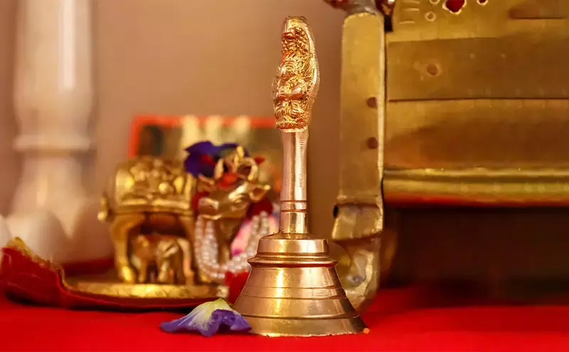 इन समयों पर न बजाएं घंटी और शंख | पूजा का फल घट सकता है, जानें शास्त्रों के महत्वपूर्ण नियम